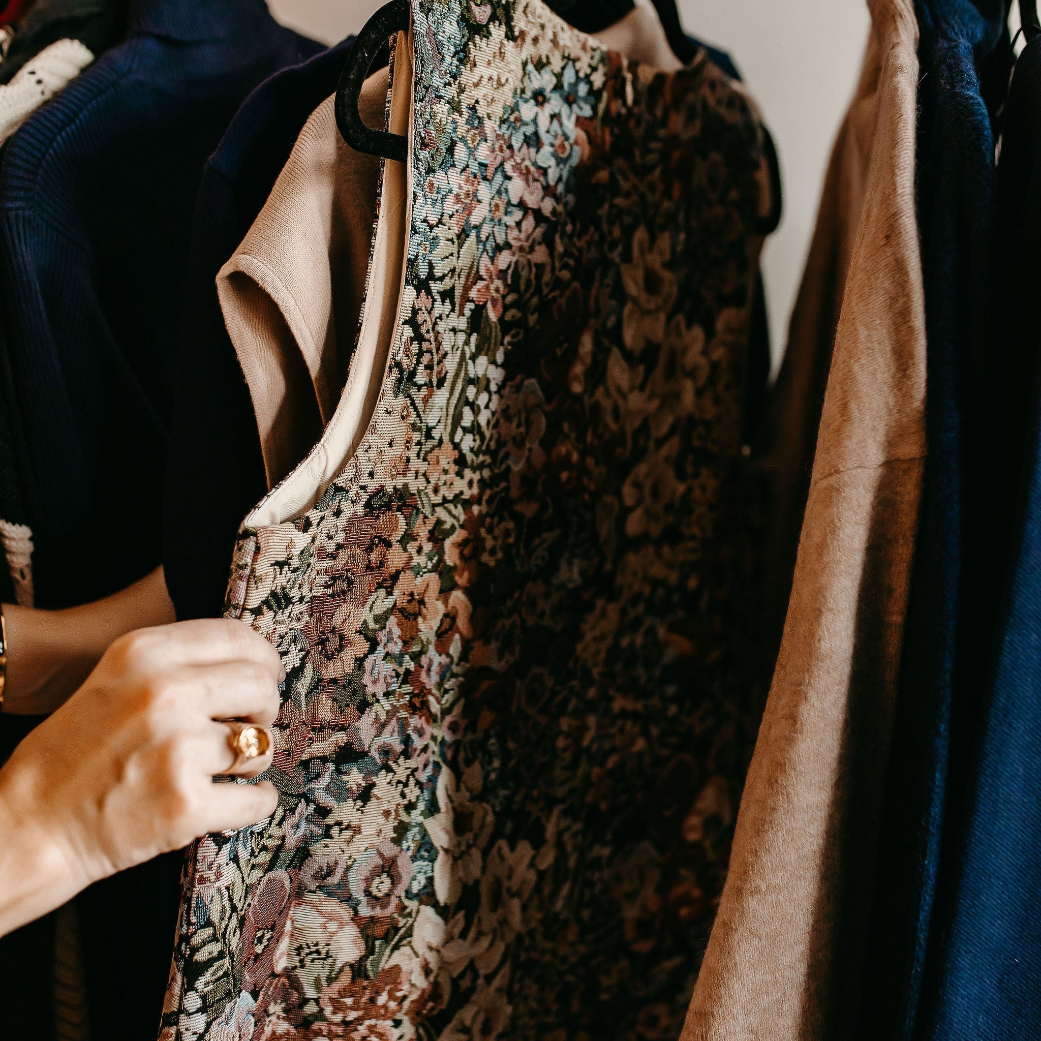 CLEARANCE TOPS, SWEATERS & OUTERWEAR
